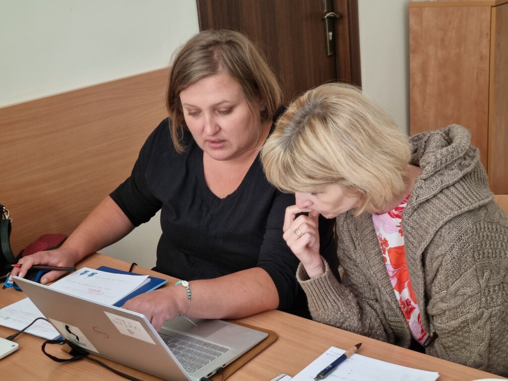 Joanna Fituła and Małgorzata Kolera discussing a task